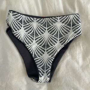 NWOT Women’s 🌺Maaji🌺 high waisted reversible bikini bottom size M